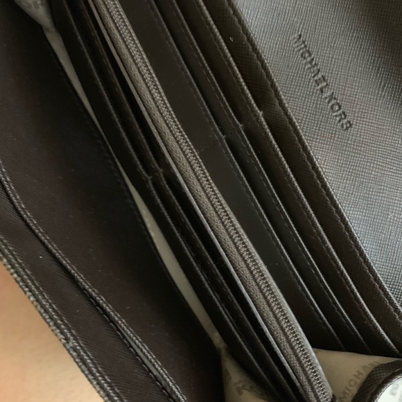 Micheal Kors wallet - Picture 3 of 4